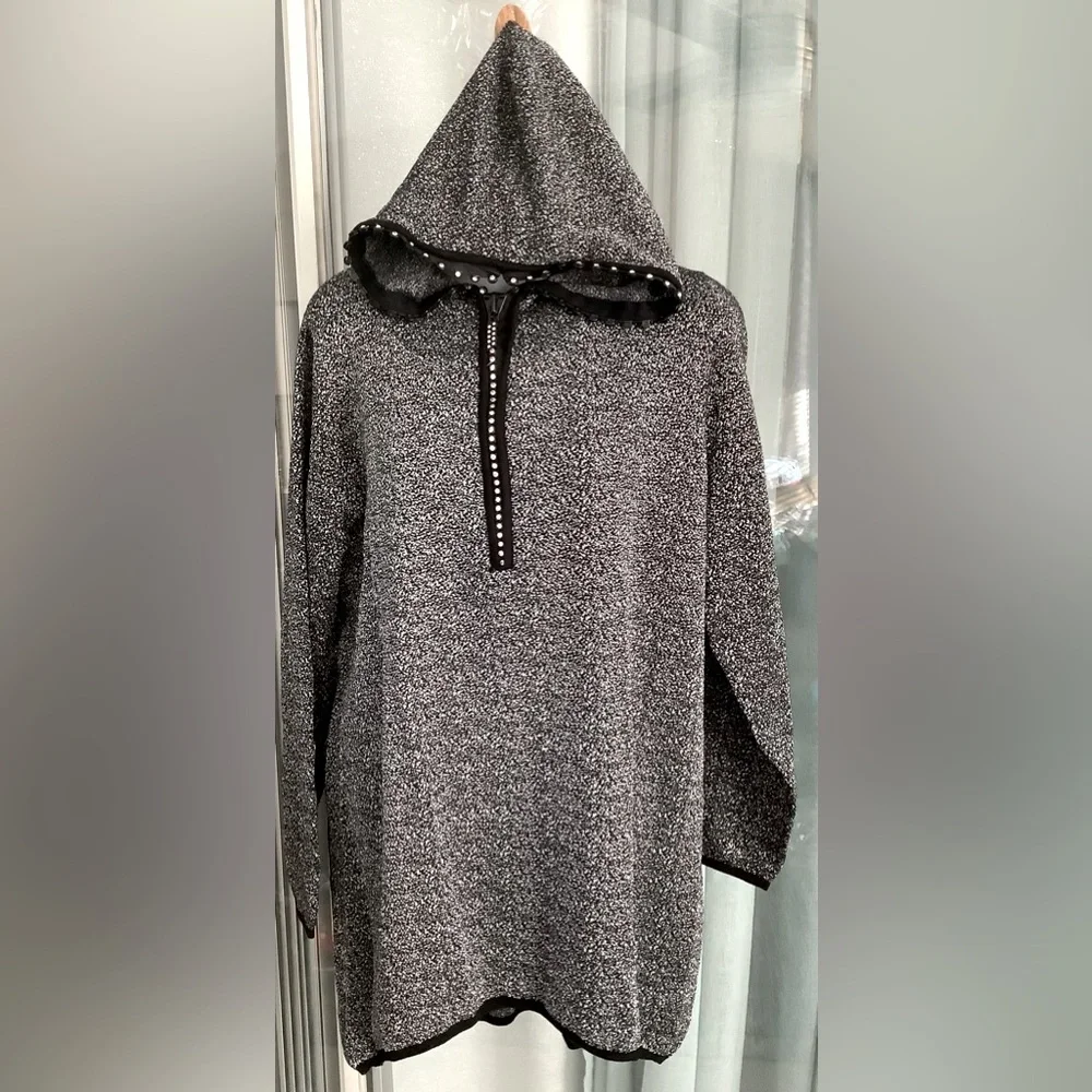 Long sleeved, hooded tunic top featuring a black & silver speckled knit 🌻